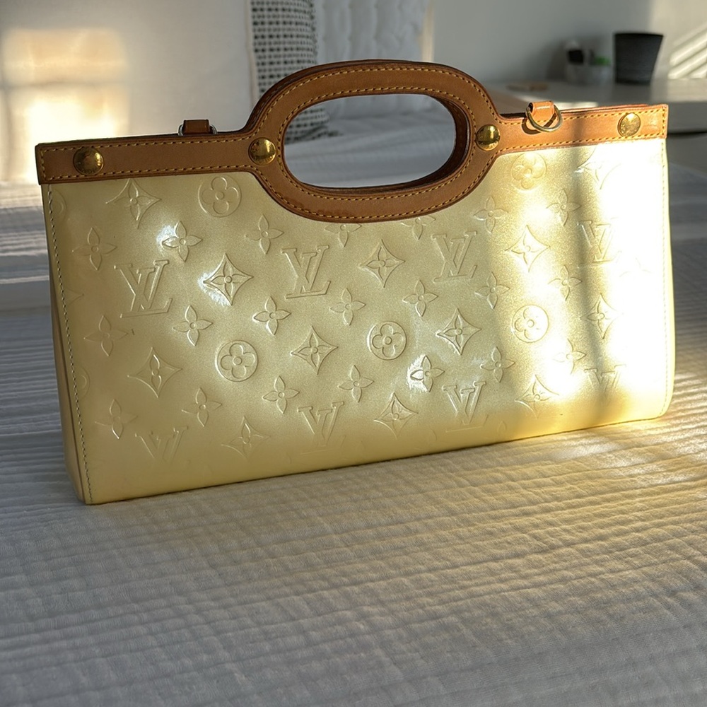 Louis Vuitton Monogram Vernis Roxbury Drive Clutch